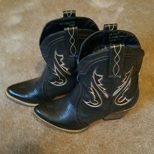 Very cute short cowgirl boots